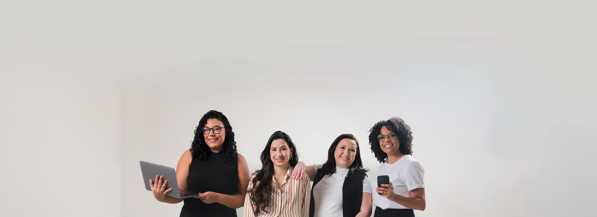 As quatro sócias da TimeDigital, cada uma com seu notebook ou celular